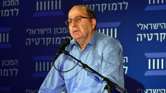 وزير الدفاع موشيه يعالون في العهد الإسرائيلي للديمقراطية، 25 نوفمبر 2015 (Ariel Hermony/Defense Ministry)