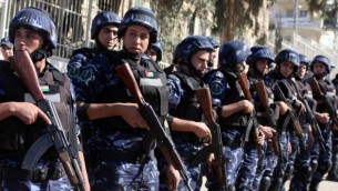 رجال شرطة فلسطينيين في الضفة الغربية، صورة من الأرشيف. (Issam Rimawi/Flash90)