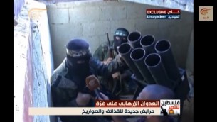 في صور إلتقطتها قناة "الميادين"، يظهر مقاتلون من كتائب عز الدين القسام التابعة لحركة حماس وهم يجهزون صواريخا لإطلاقها ضد إسرائيل في نفق تحت قطاع غزة، أغسطس 2014. (لقطة شاشة، YouTube)