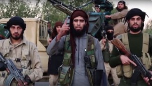 مقاتلو تنظيم ’الدولة الإسلامية’ ينشرون شريط فيديو دعائي جديد في 16 نوفمبر، 2015، يتعهدون فيه بهجمات ضد دول مشاركة في الغارات الجوية في سوريا. (لقطة شاشة: YouTube)