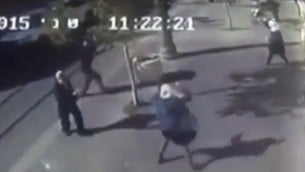 صورة شاشة من كاميرا مراقبة لهجوم نفذته فتاتان فلسطينيتان في مركز القدس، 23 نوفمبر 2015 (screen capture: Channel 2)