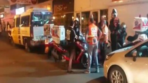 قوات الامن في موقع هجوم الطعن في مدينة نهاريا شمال إسرائيل يوم الجمعة، 27 نوفمبر، 2015. (لقطة شاشىة: القناة 2)