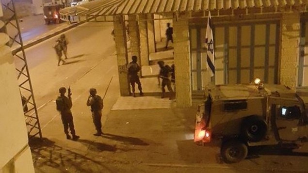 هذه الصورة نشرها مستخدمون على مواقع التواصل الإجتماعي الفلسطينية ليلة السبت تظهر كما يُزعم جنودا إسرائيليين خارج مكاتب إذاعة "دريم" في الخليل. (لقطة شاشة: Facebook) هذه الصورة نشرها مستخدمون على مواقع التواصل الإجتماعي الفلسطينية ليلة السبت تظهر كما يُزعم جنودا إسرائيليين خارج مكاتب إذاعة "دريم" في الخليل. (لقطة شاشة: Facebook)