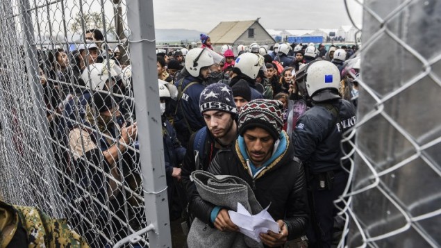 مهاجرون ولاجؤون على الحدود اليونانية المقدونية، 4 ديسمبر 2015 (ARMEND NIMANI / AFP)