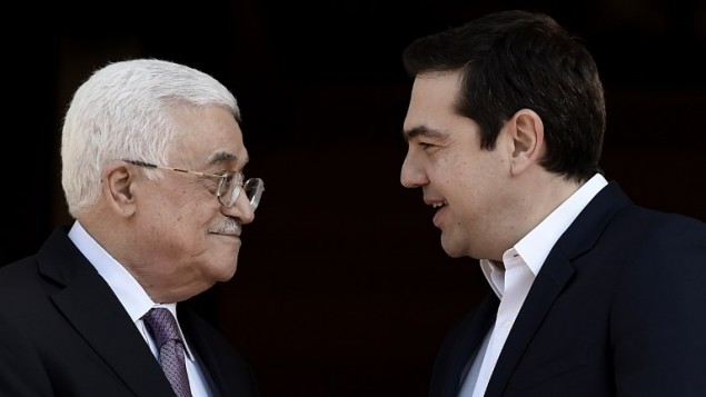 رئيس الوزراء اليوناني الكسيس تسيبراس يرحب بالرئيس الفلسطيني محمود عباس قبل لقائهما في اثينا، 21 ديسمبر 2015 (ARIS MESSINIS / AFP)
