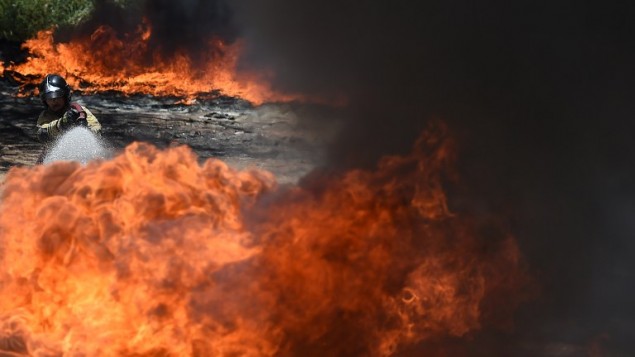 صورة توضيحية لرجل اطفاء يحاول اخماد حريق (VANDERLEI ALMEIDA / AFP)