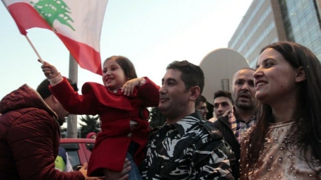 جندي في الجيش اللبناني كان محتجزا لدى جبهة النصرة يحتفل اطلاق سراحه في بلدة عرسال الحدودية، 1 ديسمبر 2015 (STR / AFP)