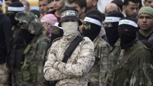 مقاتل ملثم من كتائب عز الدين القسام خلال احتفال 28 سنة على انشاء حركة حماس 11 سبتمبر Said Khatib/AFP