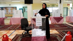 امرأة سعودية تدلي بصوتها خلال اول انتخابات تشارك فيها النساء في هذا البلد، 12 ديسمبر 2015 (AFP)