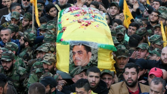 نشطاء في منظمة حزب الله الشيعية اللبنانية يحملون نعش القيادي في الحزب سمير القنطار (في الصورة)، الذي قُتل في غارة جوية نُسبت لإسرائيل على منزله في جرمانا في ضواحي العاصمة السورية دمشق، خلال جنازته في الضاحية الجنوبية في العاصمة اللبنانية بيروت، 21 ديسمبر، 2015. (AFP PHOTO / STR / AFP)