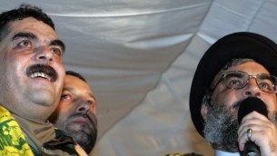 الأمين العام لمنظمة حزب الله حسن نصر الله، من اليمين، خلال كلمة له إلى جانب الأسير المحرر سمير قنطار في ملعب في الضواحي الجنوبية لبيروت، 16 يوليو، 2008. (AFP/MUSSA AL-HUSSEINI)