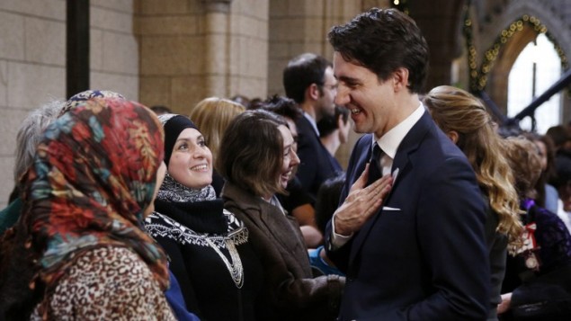 رئيس الوزراء الكندي جاستن ترودو يحيي مشاهدين قبل تقديم خطاب، 4 ديسمبر 2015 (BLAIR GABLE / POOL / AFP)
