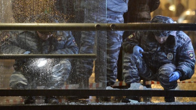 عناصر شرطة موسكو يتفحصون محطة حافلات تضررت بانفجار قنبلة يدوية، 7 ديسمبر 2015 (NATALIA KOLESNIKOVA / AFP)