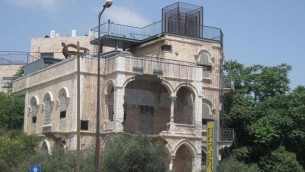 متحف على خط التماس، الذي يقع في منزل فلسطيني سابق تحول إلى ثكنة عسكرية وبعد ذلك إلى متحف حول العيش المشترك والحوار. (Avi Deror/CC-BY-SA-3.0)
