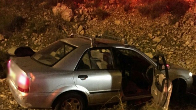 سيارة محطمة على جانب الطريق بعد إطلاق النار عليها بالقرب من مستوطنة أفني حيفيتس، 9 ديسمبر، 2015. (نجمة داوود الحمراء) سيارة محطمة على جانب الطريق بعد إطلاق النار عليها بالقرب من مستوطنة أفني حيفيتس، 9 ديسمبر، 2015. (نجمة داوود الحمراء)