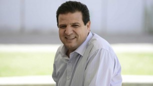 ايمن عودة، رئيس القائمة العربية المشتركة، في مظاهرة في جامعة تل ابيب لاحياء ذكرى النكبة، 20 مايو 2015 (Tomer Neuberg/Flash90)