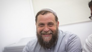 رئيس منظمة "لهافا" اليمينية الإسرائيلية المتطرفة، بنتسي غوبشتين، في 11 أغسطس، 2015. (Miriam Alster/FLASH90)