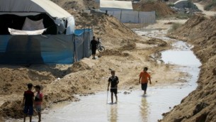 فلسطينيون يتفقدو الأضرار بعد  قيام الجيش المصري بإغراق أنفاق تهريب  تم حفرها تحت الحدود بين غزة ومصر، في رفح جنوبي قطاع غزة، 18 سبتمبر، 2015. (Abed Rahim Khatib/ Flash90)