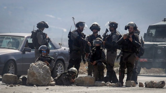 شرطة حدود اسرائيليون خلال مواجهات مع متظاهرين فلسطينيين في حاجز حوارة في 11 اكتوبر 2015 (FLASH90)