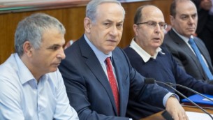 رئيس الوزراء بينيامين نتنياهو يترأس الجلسة الأسبوعية للمجلس الوزاري في القدس، 15 نوفمبر، 2015. (Emil Salman/Flash90/Pool)