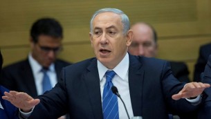 رئيس الوزراء بينيامين نتنياهو يتحدث في إجتماع للجنة في الكنيست في 8 ديسمبر، 2015. (Yonatan Sindel/Flash90)