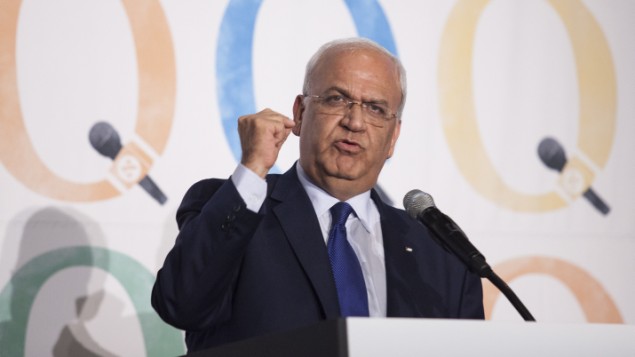 الأمين العام لمنظمة التحرير الفلسطينية صائب عريقات خلال كلمة له في مؤتمر "هآرتس" و"صندوق إسرائيل الجديد" في فندق روزفلت في مدينة نيويورك، 13 ديسمبر، 2015. (Photo by Amir Levy/Flash90)