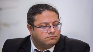 المحامي ايتمار بن غفير من منظمة "حونينو" للاستشارة القانونية خلال مؤتمر صحفي بالنسبة لاعتقال شبان يهود في قضية الهجوم الارهابي في بلدة دوما، 17 ديسمبر 2015 (Yonatan Sindel/Flash90)