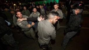 اشتباكات بين عناصر الشرطة ومتظاهرين داعمين للمشتبهين في هجوم دوما 20 ديسمبر 2015 القدس Yonatan Sindel/Flash90