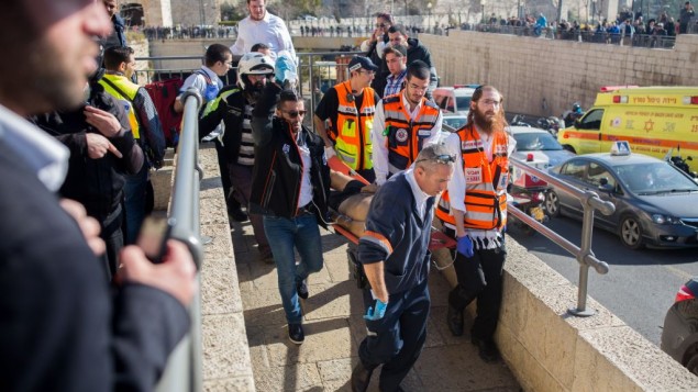 طواقم طبية تقوم بحمل أحد المصابين في موقع هجوم الطعن الذي وقع عند باب الخليل في البلدة القديمة بمدينة القدس، 23 ديسمبر، 2015. (Yonatan Sindel/Flash90) طواقم طبية تقوم بحمل أحد المصابين في موقع هجوم الطعن الذي وقع عند باب الخليل في البلدة القديمة بمدينة القدس، 23 ديسمبر، 2015. (Yonatan Sindel/Flash90)