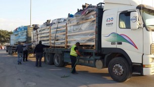 عامل في وزارة الدفاع يكشف الواح مدرعة مخبأة بين قطع سيارات بطريقها الى داخل قطاع غزة عبر معبر كرم ابو سالم، 29 ديسمبر 2015 (Defense Ministry)