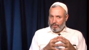 عمر سالم، محاضر من جامعة ييل ومن دعاة التعايش بين العرب واليهود. (YouTube/OnepeopleOneworldmed)