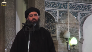 أبو بكر البغدادي، زعيم تنظيم ’الدولة الإسلامية’، يلقي خطبة في مسجد في الموصل، العراق. (لقطة شاشة: YouTube)