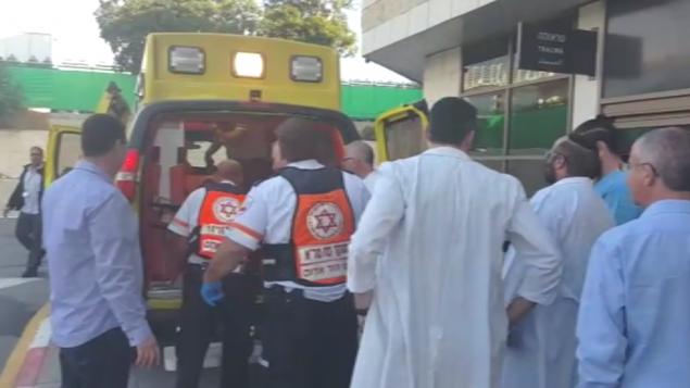 أحد ضحايا هجوم الطعن فب مدينة أريئيل بالضفة الغربية يصل إلى مستشفى ’بيلينسون’ في بيتح تيكفا، 24 ديسمبر، 2015. (نجمة داوود الحمراء) أحد ضحايا هجوم الطعن فب مدينة أريئيل بالضفة الغربية يصل إلى مستشفى ’بيلينسون’ في بيتح تيكفا، 24 ديسمبر، 2015. (نجمة داوود الحمراء)