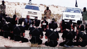 مقاتلي تنظيم الدولة الإسلامية في شبه جزية سيناء (screen capture: Dabiq Magazine)