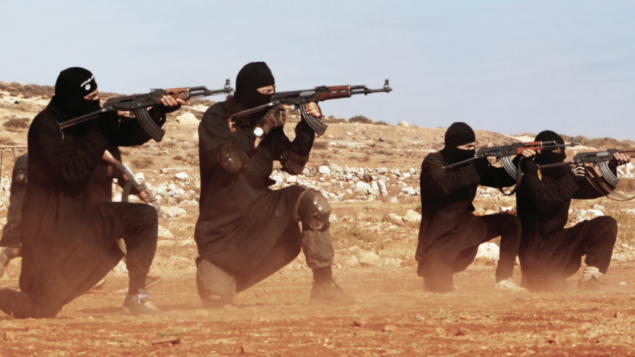 مقاتلي تنظيم الدولة الإسلامية (screen capture: Dabiq Magazine)
