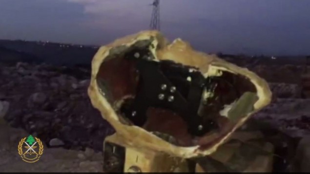 جهاز مخبأ داخل صخرة اصطناعية في بلدة بني حيان في جنوب لبنان. يدعي الجيش اللبناني ان الجهاز هو كاميرا مراقبة اسرائيلية (screen capture: Lebanese Armed Forces Facebook page) جهاز مخبأ داخل صخرة اصطناعية في بلدة بني حيان في جنوب لبنان. يدعي الجيش اللبناني ان الجهاز هو كاميرا مراقبة اسرائيلية (screen capture: Lebanese Armed Forces Facebook page)