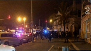 الشرطة في موقع هجوم الطعن خارج البلدة القديمة في القدس، الخميس، 3 ديسمبر، 2015. (لقطة شاشة: القناة 2)