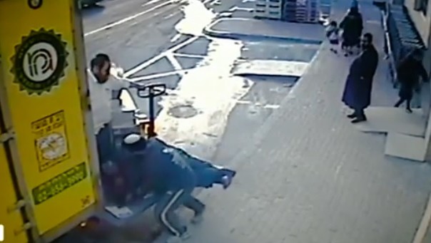 صورة شاشة من شريط فيديو يظهر صاحب متجر يهودي اسرائيلي يهاجم موظفه العربي في بيت شيمش (screen capture: Walla) صورة شاشة من شريط فيديو يظهر صاحب متجر يهودي اسرائيلي يهاجم موظفه العربي في بيت شيمش (screen capture: Walla)