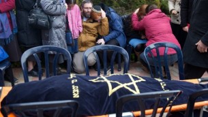 زوج واطفال ضحية هجوم الطعن في عتنيئل دافنة مئير  في جنوب الضفة الغربية  18 يناير 2016  AFP / MENAHEM KAHANA