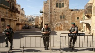 عناصر شرطة الحدود يحرسون مباني تم اخلاء مستوطنين يهود منها في مركز مدينة الخليل في الضفة الغربية، 22 يناير 2016 (AFP / HAZEM BADER)