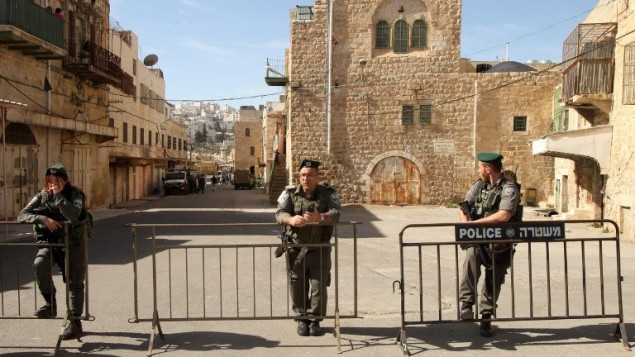 عناصر شرطة الحدود يحرسون مباني تم اخلاء مستوطنين يهود منها في مركز مدينة الخليل في الضفة الغربية، 22 يناير 2016 (AFP / HAZEM BADER)