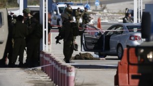 القوات الإسرائيلية في موقع هجوم إطلاق النار عند حاجز بالقرب من مستوطنة بين إيل في الضفة الغربية الأحد، 31 يناير، 2016. (AFP / ABBAS MOMANI)