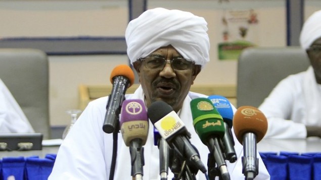 الرئيس السوداني عمر البشير يخاطب المجلس الاستشاري الوطني في الخرطوم، 21 اكتوبر 2014 (AFP/Ashraf Shazly)