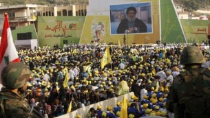 احتشاد لمناصري منظمة حزب الله اللبنانية في بلدة النبطية الجنوبية في 24 مايو، 2015. (AFP/Mahmoud Zayyat)