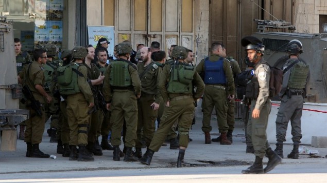 قوات امن اسرائيلية في مكان وقوع هجوم طعن بالقرب من حاجز حوارة في الضفة الغربية، 27 ديسمبر 2015 (AFP Photo/Jaafar Ashtiyeh)