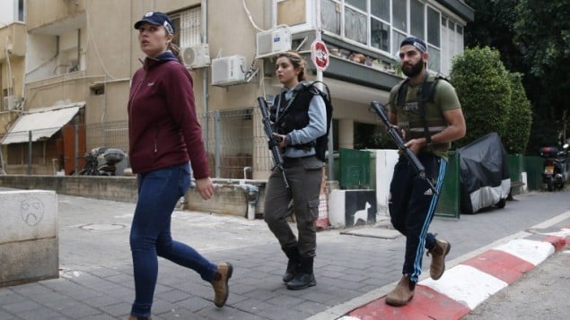 قوات امن اسرائيلية في دورية في منطقة هجوم اطلاق نار من قبل معتدي مجهول داخل حانة في تل ابيب، 1 يناير 2016 (AFP PHOTO/JACK GUEZ) قوات امن اسرائيلية في دورية في منطقة هجوم اطلاق نار من قبل معتدي مجهول داخل حانة في تل ابيب، 1 يناير 2016 (AFP PHOTO/JACK GUEZ)