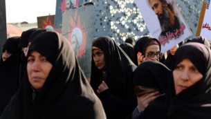 ايرنيات يتظاهرن ضد السعودية التي اعدمت رجل دين شيعيا بارزا وقطعت علاقاتها الدبلوماسية مع الجمهورية الاسلامية، 4 يناير 2016 (ATTA KENARE / AFP)