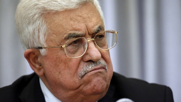 الرئيس الفلسطيني محمود عباس خلال غداء اقيم بمناسبة حلول عيد الميلاد لدى الطوائف الشرقية في مدينة بيت لحم في جنوب الضفة الغربية، 6 يناير 2016 (THOMAS COEX / AFP)
