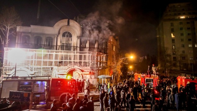 متظاهرون إيرانيون يشعلون النيران في السفارة السعودية في طهران ردا على اعدام السعوية للشيخ الشيعي نمر النمر، 3 يناير 2016 (MOHAMMADREZA NADIMI / ISNA / AFP)