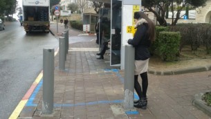 محطة حافلات محمية في القدس مصممة وفقا للمسافة اللازمة بحسب القانون بين السقيفة والشارع. (Shekel)